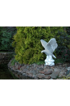 Figura betonowa orzeł z rozpostartymi skrzydłami