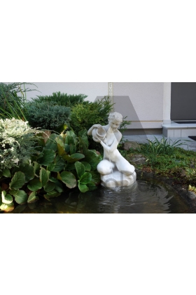Fontanna ogrodowa - figura przelewająca wodę